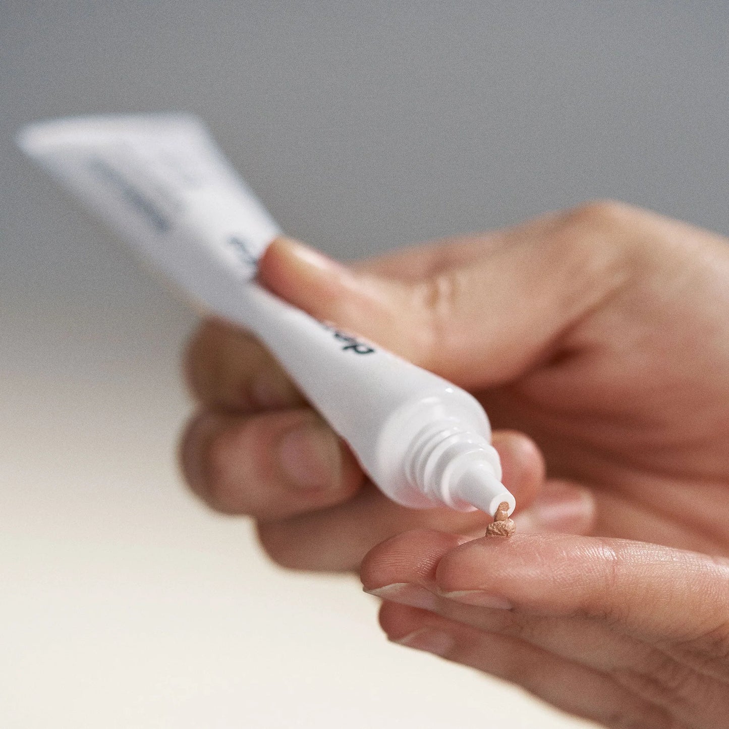 SkinPerfectPrimerSPF30_ModelDispense