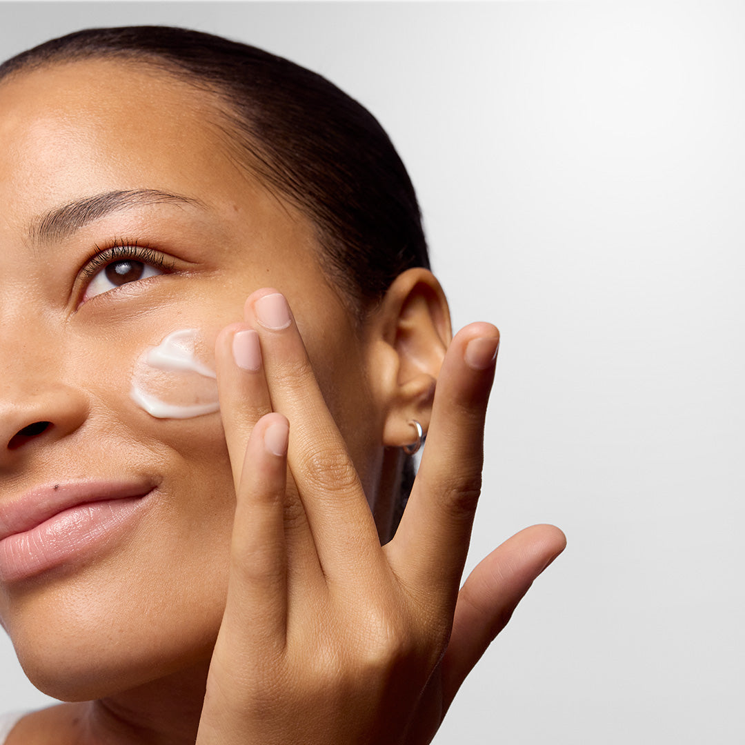 Stabilizing Repair Serum aanbrengen op het gezicht