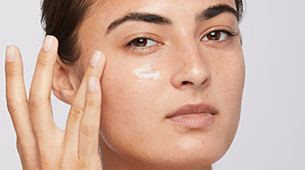 4 tekenen van vermoeidheid op de huid – én hoe je dit oplost