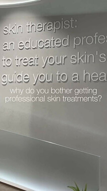 Wil jij dat frisse gevoel krijgen na het reinigen van je gezicht? Special Cleansing Gel zorgt ervoor dat je dit bereikt door je huid grondig en op een zachte manier te reinigen. ???? Special Cleansing Gel is een zeepvrije, parfumvrije en schuimende gezichtsreiniger met een gel textuur, die vuil en make-up resten van de huid verwijdert zonder daarbij de huidbarrière te strippen of uit te drogen.⁠
⁠
Pro-tip 1: Begin met PreCleanse om een dubbele reinigingsroutine aan te houden en gebruikt vervolgens de Special Cleansing Gel. Laat een kleine hoeveelheid gel met water schuimen in je handen en breng het aan op een vochtig gezicht. Spoel af met warm water. ⁠
Pro-tip 2: Finish met een #dermalogica toner mist en moisturizer.⁠
⁠
#dermalogica_benelux #dermalogica #skincare #vegan #crueltyfree #huidverzorging #huidverzorgingsproducten